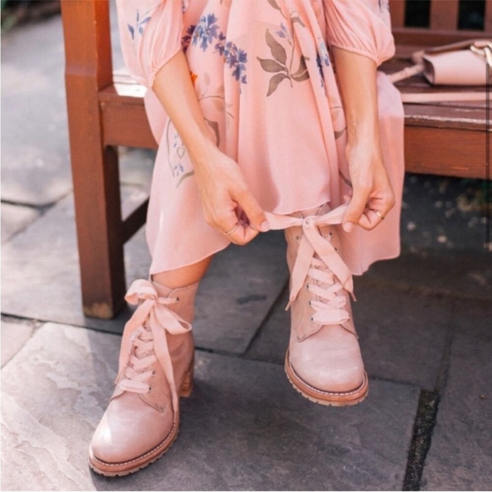 RARE Frye Sabrina 6G Lilac Pink/Cream Leather Lace Up Cute Heeled Ankle Booties - Picture 2 of 15